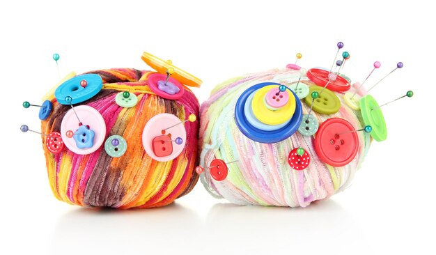 Kolorowe nici ułożone w szpule